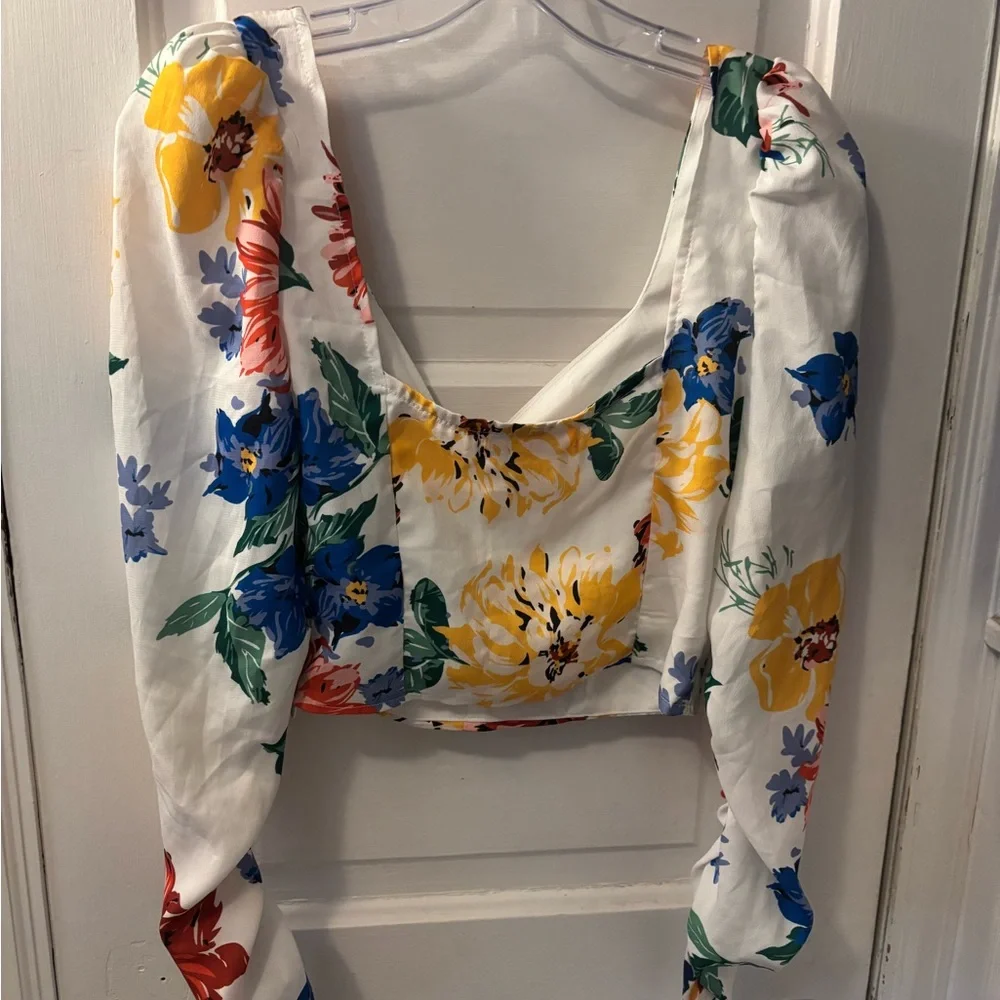 Lulunico Whiye Floral Tie-Front Puff Sleeve Crop Top - Picture 3 of 4